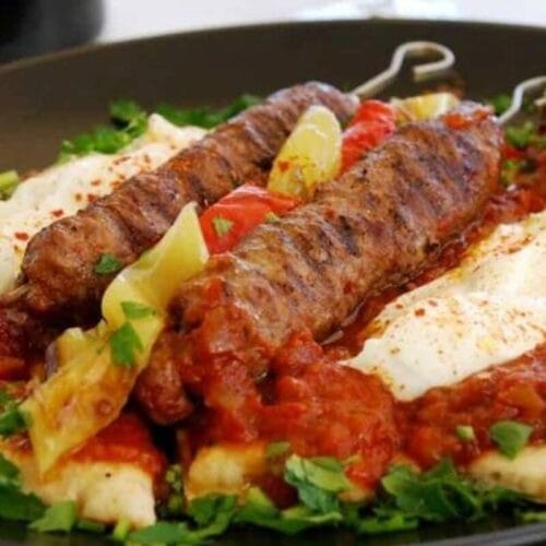 γιαουρτλού κεμπάπ με πίτα γιαούρτι και σάλτσα ντομάτας