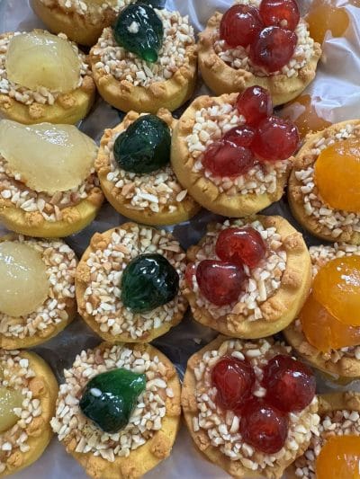 Ταρτάκι με μαρμελάδα και γλασαρισμένα φρούτα χύμα