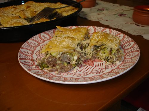 Κρεατόπιτα σε πιάτο