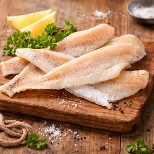 Μπακαλιάρος φιλέτο ξαρμυρισμένος Ισλανδίας σε ξύλινη σανίδα με λεμόνι και μαϊντανό – Προϊόντα ..Γης