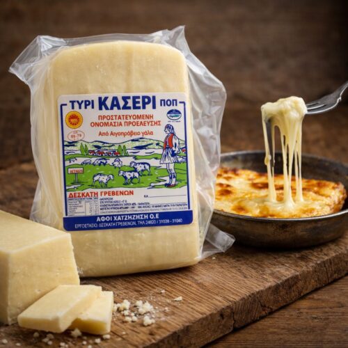 Κασέρι Δεσκάτης Γρεβενών ΠΟΠ 250γρ σε παραδοσιακό ξύλινο φόντο με κομμένο τεμάχιο και σαγανάκι